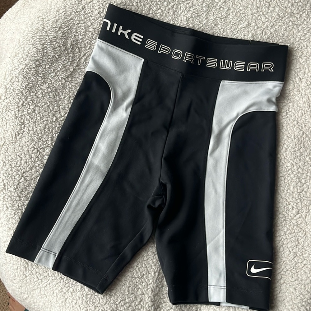 Nike Sportswear Women Street Black/White Bike Shorts size XS